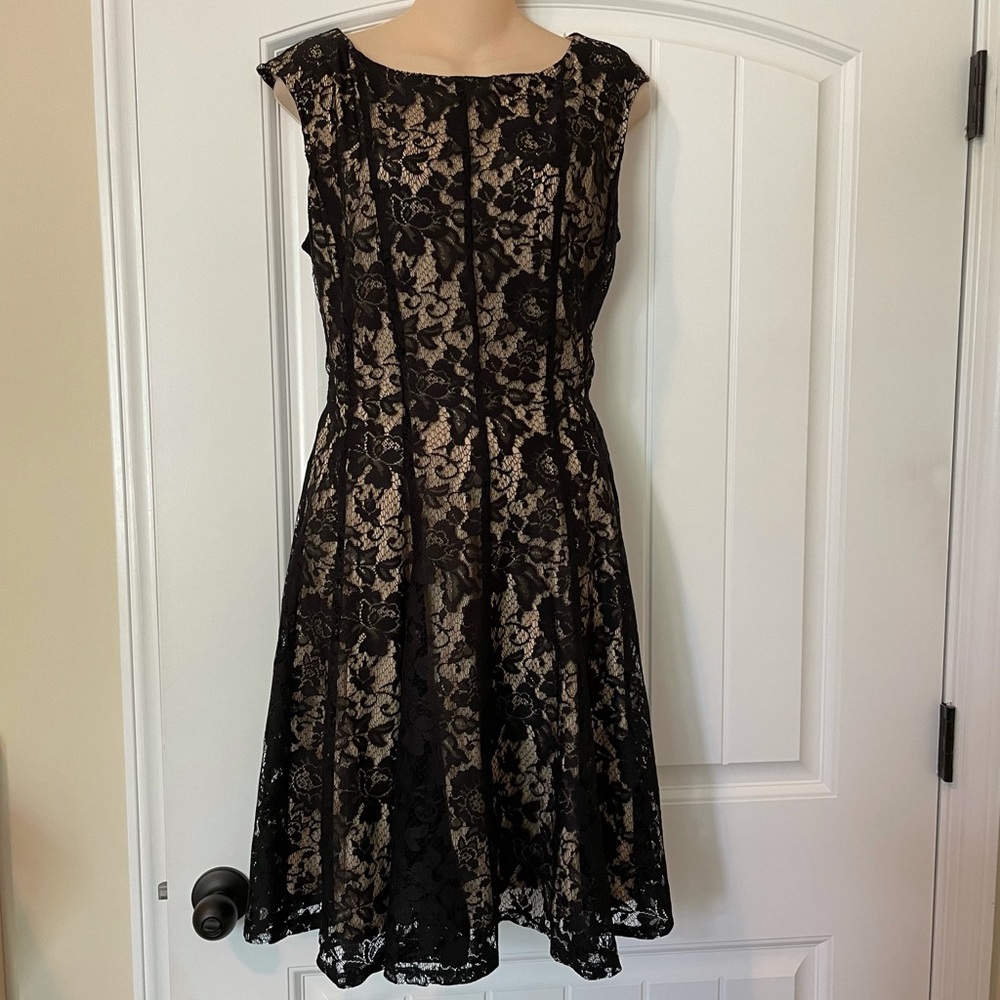 Gabby Skye Lace Cap Sleeve Dress